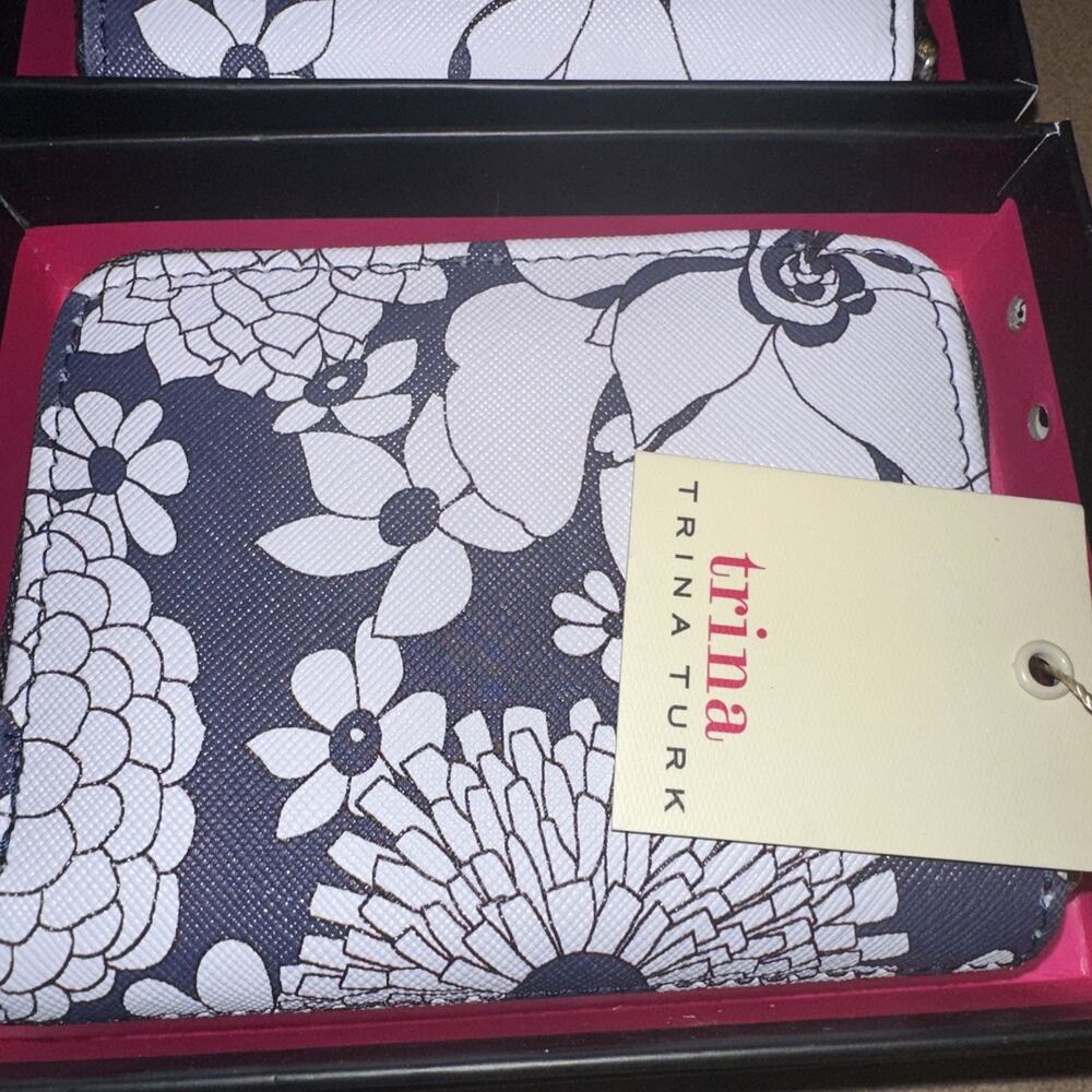 NWT Trina Turk Boxed Small Zip Around Wallet - Black Flower Print